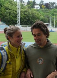 Pomoci mladému Pavlu Bouškovi se rozhodla i olympijská vítězka ve snowboardcrossu Eva Samková s Markem Flejšarem