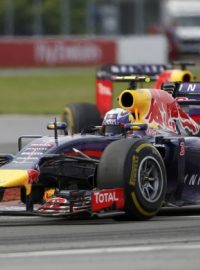 Daniel Ricciardo míří se svým Red Bullem pro premiérový triumf v prestižním seriálu