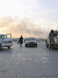 Irák. Bojovníci z organizace Islámský stát v Iráku a Sýrii na silnici ve městě Mosúl