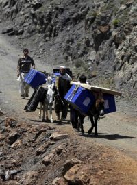 Afghanistán, prezidentské volby. Volební schránky a další volební materiály putují do těžko přístupných oblastí na hřbetech oslů
