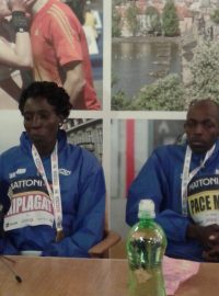 Vítězové Olomouckého půlmaratonu z Keni: Edna Kiplagatová a Geoffrey Ronoh