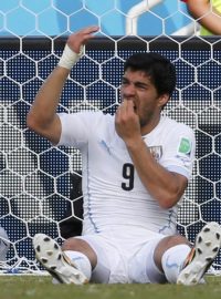 Uruguayec Suarez po souboji s Italem Chiellinim