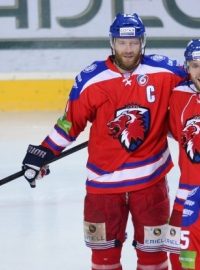 Kapitán pražského Lva Jiřího Novotného (úplně vlevo)