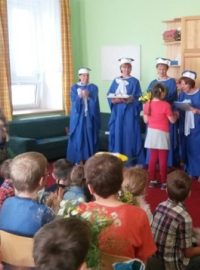 Učitelky na základní škole v Čeperce dětem udělovaly ocenění například za týmovou při práci při projektech