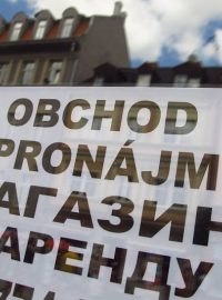 Dvojjazyčný česko-ruský nápis: Obchod k pronájmu