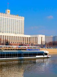 Luxusní parník River Palace hostí v Moskvě představitele VTB ligy. Vyjíždí z kotviště Kiev Train Station.jpg