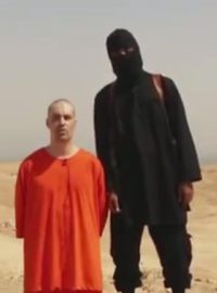 Novinář James Foley s extrémistou z Islámského státu