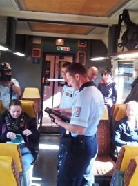 Cizinecká policie kontroluje cestující ve vlaku