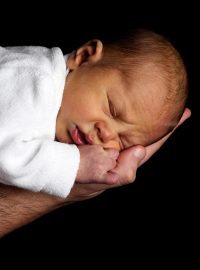 Novorozenec spící na ruce