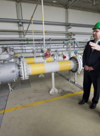 Ministr průmyslu a obchodu Jan Mládek (vlevo) si prohlédl podzemní zásobník plynu energetické skupiny RWE v Hájích na Příbramsku