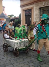 Festival Jičín – město pohádky zahájil průvod pohádkových bytostí