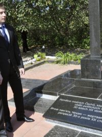 Ministr zahraničí Lubomír Zaorálek odhalil v ukrajinském Žytomyru pamětní desku zavražděným volyňským Čechům