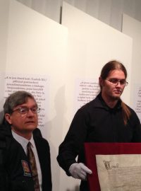 Představení jedné ze vzácných listin, které jsou k vidění na výstavě „Jiří z Poděbrad - husitský král - přítel míru“