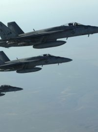Americké stíhačky Super Hornet nad severním Irákem