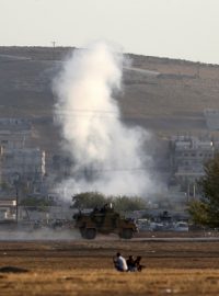 Kouř stoupající nad městem Kobani