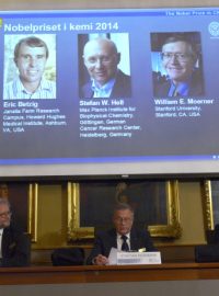 Letošní Nobelovu cenu za chemii získali Američané Eric Betzig a William Moerner a Němec Stefan Hell