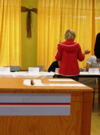 V Česku druhým dnem pokračují komunální a senátní volby