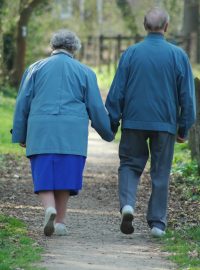 senioři - důchodci - starší pár
