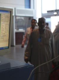 Na některých letištích měří teplotu cestujících skenerem