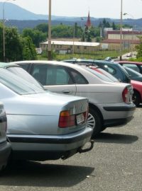 Složité parkování na sídlišti Špičák (ilustrační foto)