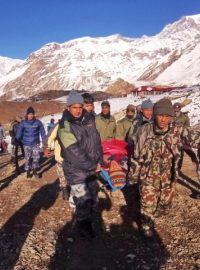 Členové záchranného týmu odnášejí oběti laviny v nepálských Himalájích