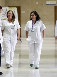 Lékaři z Madridské nemocnice Carlose III oznámili, že žena nakažená ebolou, kterou léčili, už virus nemá