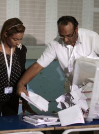 V parlamentních volbách v Tunisku zvítězila sekulární strana Tuniská výzva, umírněně islamistická Nahda tak přišla o dosavadní postavení nejsilnější parlamentní strany. 27. 10. 2014