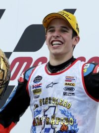 Álex Márquez oslavuje svůj triumf v Moto3