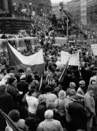 Dav lidí na Václavském náměstí (Wilsonova ulice). Generální stávka trvala 27. listopadu 1989 dvě hodiny. Zastavilo se i metro