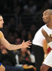 Kobe Bryant z Los Angeles Lakers se snaží prosadit přes Klaye Thompson