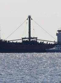 K břehům řeckého ostrova Kréta se blíží nákladní loď se sedmi stovkami uprchlíků na palubě