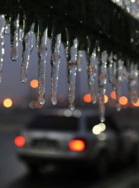 Dopravu na Plzeňsku komplikoval namrzající déšť a ledovka na silnicích