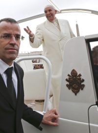 Velitel vatikánské švýcarské gardy, plukovník Daniel Rudolf Anrig doprovází papeže Františka