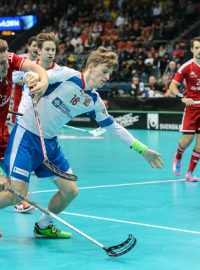 Český útočník Ondřej Mikeš bojuje o míček v utkání o bronzové medaile na MS proti Švýcarsku