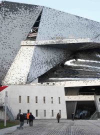 Nová budova pařížské filharmonie, celkový pohled před inaugurací