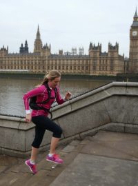 Žena běhá v centru Londýna