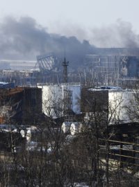 Kouř nad letištěm v Doněcku, které po 4denních bojích ovládli povstalci