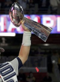 Quarterback Patriots Tom Brady slavnou trofej získal počvrté