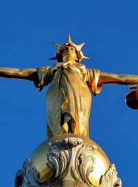 Socha Spravedlnosti (kupole soudní budovy Old Bailey, Londýn). Ilustrační foto