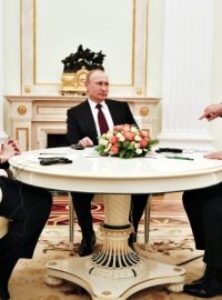 Angela Merkelová, Vladimir Putin a Francois Hollande jednají v Kremlu