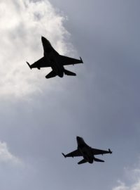 Siluety stíhaček F-16 (ilustrační foto)