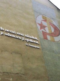 Symbol srpu a kladiva na fasádě domu na Riegrově náměstí v Semilech