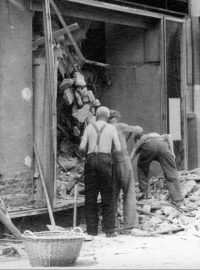 Odklízení trosek obchodního domu Prokop a Čáp v léte 1945