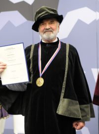Čestný doktorát a Zlatou medaili Univerzity Hradec Králové převzal Zdeněk Svěrák