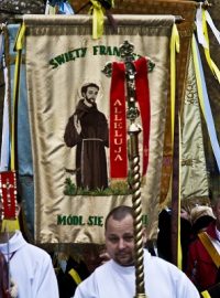 Polští věřící oslavují zmrtvýchvstání Ježíše Krista v procesích