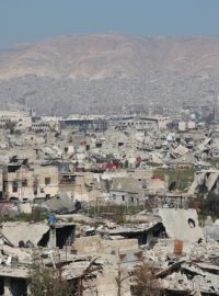Zničené předměstí syrského Damašku