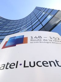 Logo společnosti Alcatel-Lucent u budovy jejího vedení v Bologni-Billancourtu u Paříže