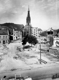 Kostel Nanebevzetí Panny Marie má od bombardování v r. 1945 šikmou věž