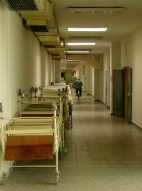 Staré postele z lůžkových odděleních českolipské nemocnice