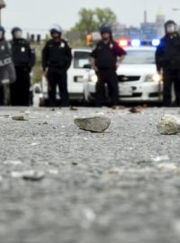 Útočníci házejí po policii kamení a láhve